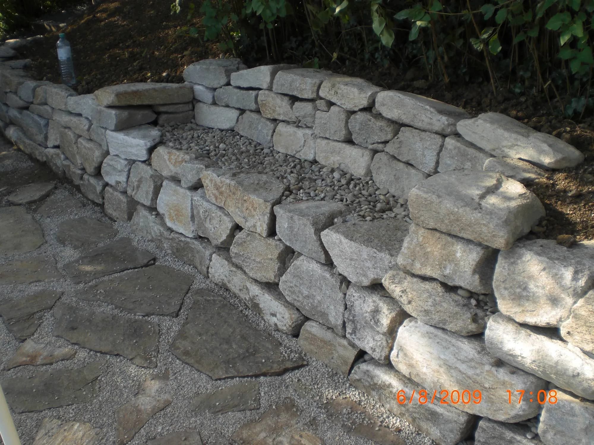 Steinmauer -  Abwechslung im Garten 2