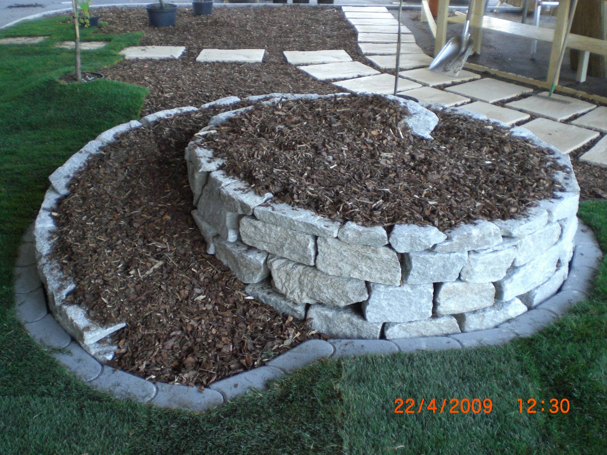 Steinmauer -  Abwechslung im Garten