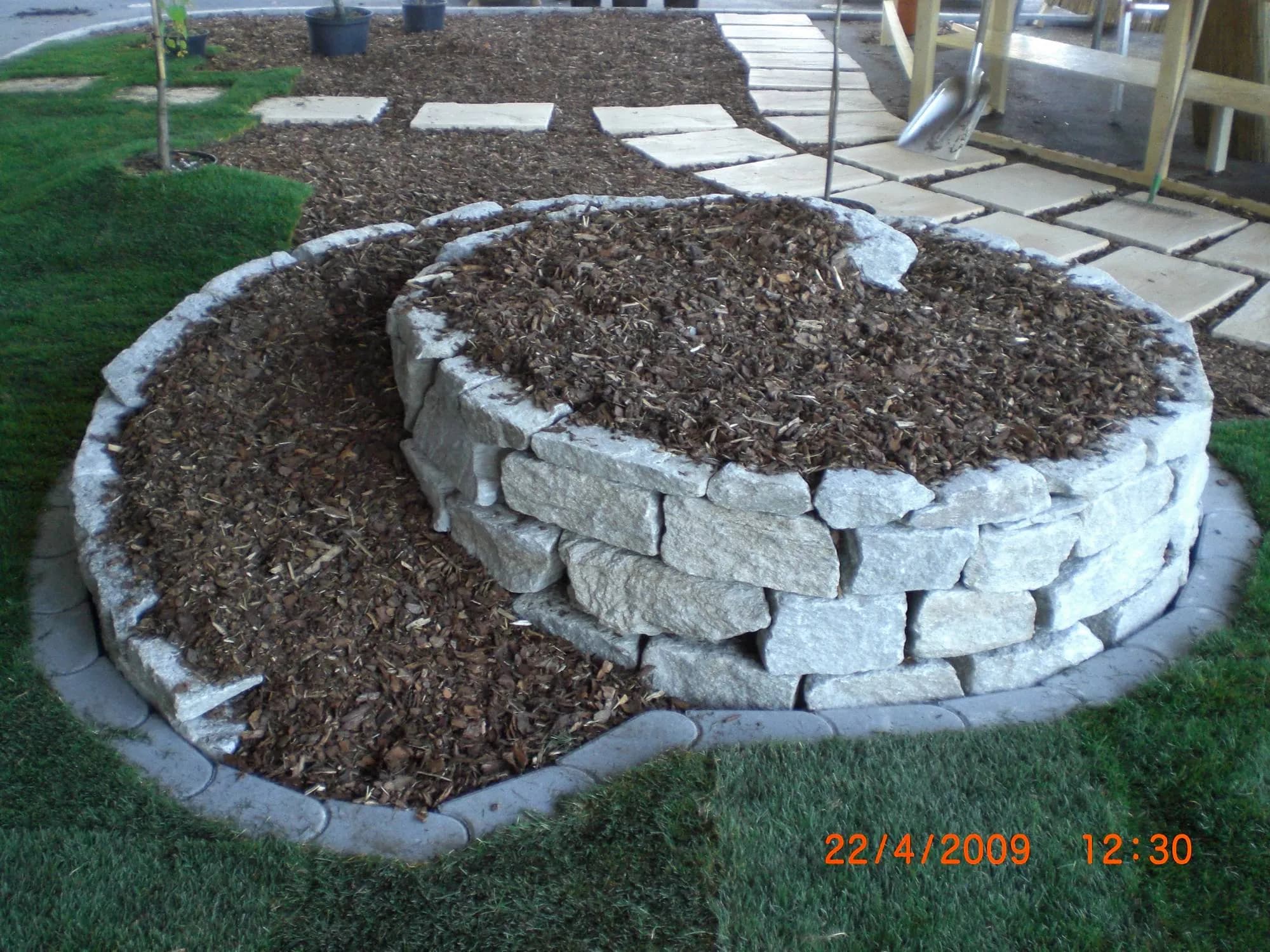 Steinmauer - Abwechslung im Garten